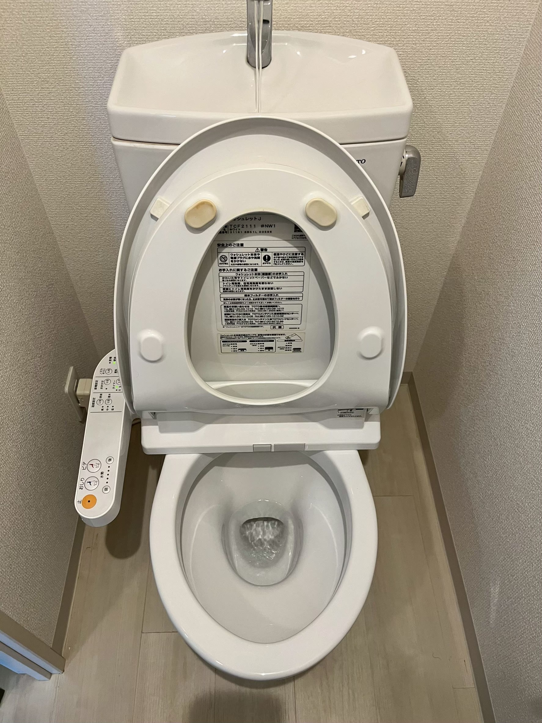 トイレの尿石を除去して清掃しました(守山市)